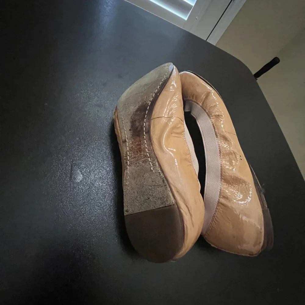 Tory Burch size 8.5 carolina ballerina flat shoes patent round toe stretch tan